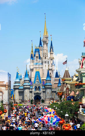 Walt Disney's Magic Kingdom Theme Park, mostrando el castillo de cuento de hadas, Orlando, Florida, EE.UU. Foto de stock