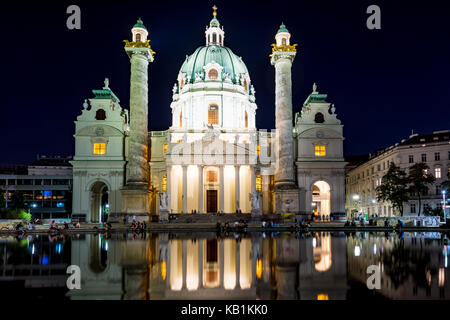 Viena, Austria - 30 de agosto: los turistas en el iluminado karlskirche barroco en Viena, Austria, el 30 de agosto de 2017. La iglesia es considerada la más Foto de stock
