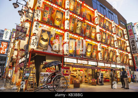 Japón, Honshu, Kansai, Osaka, tennoji, restaurante fachada con linternas y fotos de luchadores de sumo, al anochecer Foto de stock