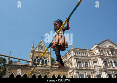 India, Maharastra, Mumbai, Bombay, Mahatma Gandhi, un niño de la calle equilibrios sobre una cuerda
