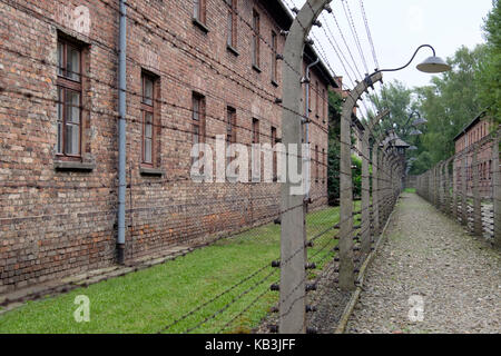 Los cuarteles tras alambradas frences en Auschwitz, campo de concentración nazi de la segunda guerra mundial, Polonia Foto de stock