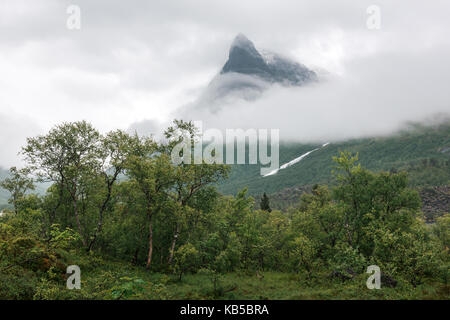 El pico de la montaña en la niebla de innerdalen Foto de stock