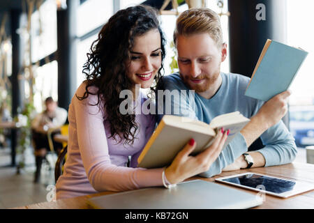 Los jóvenes estudiantes dedicar tiempo a la lectura de libros en la cafetería.