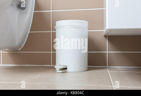 Papelera en el cuarto de baño - simple y pequeño Fotografía de stock - Alamy