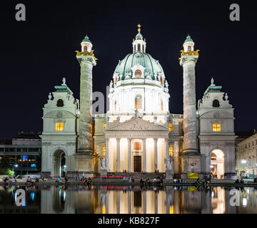 Viena, Austria - 30 de agosto: los turistas en el iluminado karlskirche barroco en Viena, Austria, el 30 de agosto de 2017. La iglesia es considerada la más Foto de stock