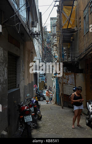 Maraña de cables y estrecho callejón, rocinha (la favela favela más grande de Brasil, Rio de Janeiro, Brasil, América del Sur Foto de stock