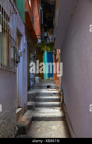 Estrecho sendero a través de rocinha (la favela favela más grande de Brasil, Rio de Janeiro, Brasil, América del Sur Foto de stock