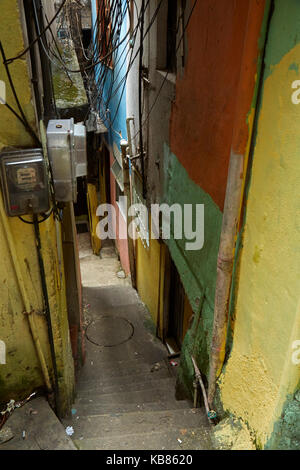 Estrecho sendero a través de rocinha (la favela favela más grande de Brasil, Rio de Janeiro, Brasil, América del Sur Foto de stock