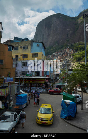 Rocinha favela (la favela más grande de Brasil), y Morro Dois Irmãos (colina de roca), Río de Janeiro, Brasil, Sudamérica Foto de stock