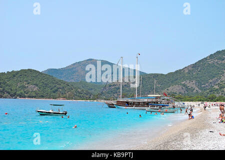 Los veraneantes y turistas en barco Olu Deniz Belcekiz Beach, Turquía Foto de stock