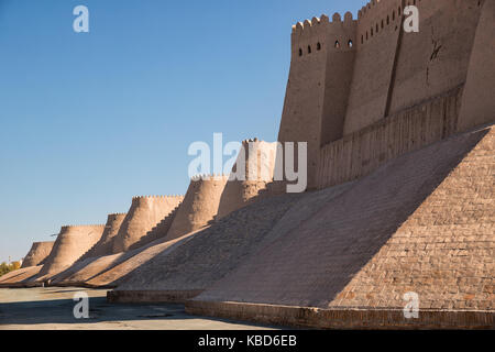 Las paredes de la antigua fortaleza ichan-kala en la ciudad de Khiva, Uzbekistán