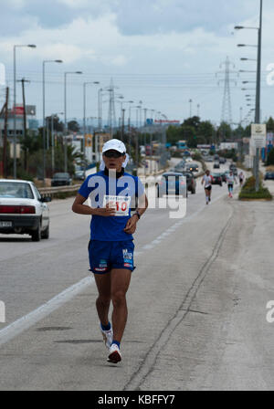 170930)-- Sparta, sept. 30, 2017 (Xinhua) -- el ganador aleksandr sorokin  de Lituania plantea después de ganar los 246 kilómetros de carrera  spartathlon ultra maratón desde Atenas a Esparta en Grecia, sept.