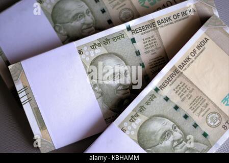 Billetes de banco indio de quinientas rupias. Paquetes de moneda india. Tacos de rupias indias. El enfoque selectivo. Foto de stock