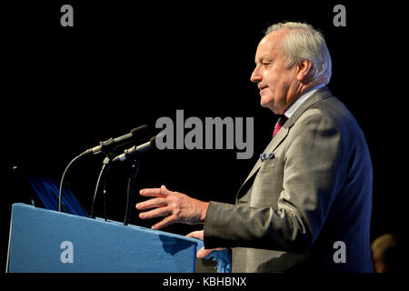 Neil Hamilton, habla durante la conferencia nacional de PI en el centro internacional Riviera en Torquay. Foto de stock