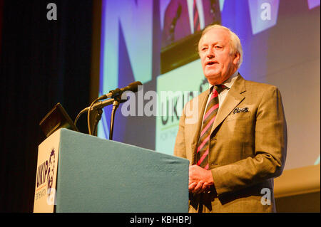 Neil Hamilton, habla durante la conferencia nacional de PI en el centro internacional Riviera en Torquay. Foto de stock