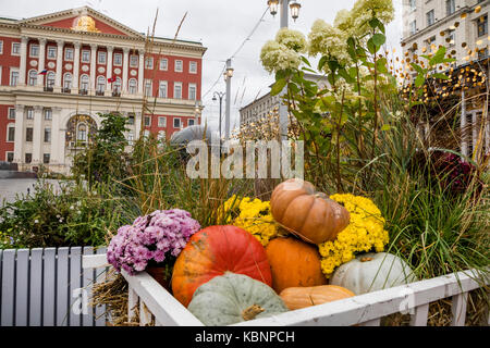 Un carrito con flores y calabazas se encuentra en la calle Tverskaya de Moscú durante el festival de otoño de Moscú, Rusia