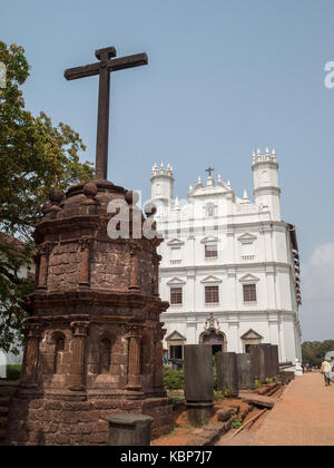 Picota en frente de la Iglesia de San Francisco de Asís, la Antigua Goa. Foto de stock