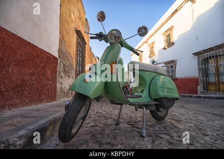 Febrero 22, 2016 San Miguel de Allende, México: vintage scooter aparcado en la calle de adoquines de la popular destino de expat ciudad colonial