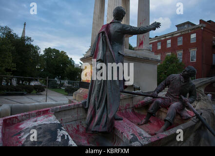 Francis Scott Key estatua en Bolton hill vandalizadas con spray de pintura. Baltimore City recientemente eliminó tres monumentos en honor a figuras confederado