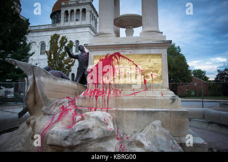 Francis Scott Key estatua en Baltimore vandalizada con pintura en aerosol. La ciudad de Baltimore eliminó tres monumentos que honraban a figuras confederadas