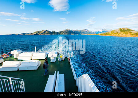 Kystriksveien - la ruta costera a lo largo de la costa de Nordland en Noruega. Imagen tomada en la travesía en ferry desde a Jektvik Kilboghavn Foto de stock