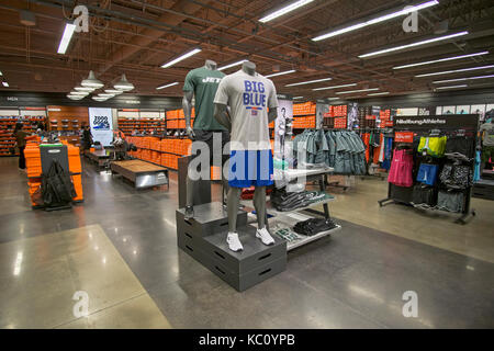 El interior de la tienda de la fábrica de Nike en Tanger Outlet Mall en Deer Park, Long Nueva York Fotografía de stock - Alamy