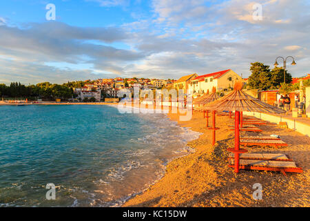 Vista del atardecer en la playa tiempo en Primosten town, Dalmacia, Croacia Foto de stock