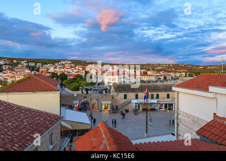 PRIMOSTEN, CROACIA - sep 3, 2017: Vista de Primosten viejo cuadrado de la ciudad al atardecer, Dalmacia, Croacia. Foto de stock