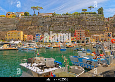 Puerto de Marina di Cassano, Piano di Sorrento, Campania, Italia. Foto de stock