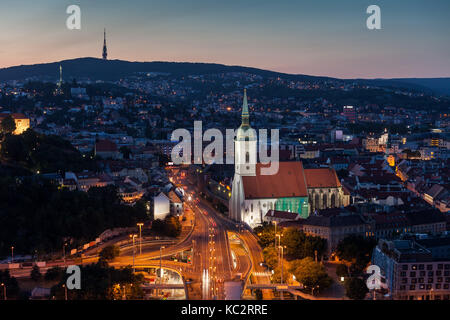Eslovaquia, Bratislava, capital paisaje nocturno con st martin catedral en el casco antiguo Foto de stock