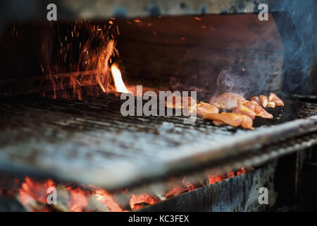 Cocinar la carne sobre fuego abierto o un asado Fotografía de stock - Alamy