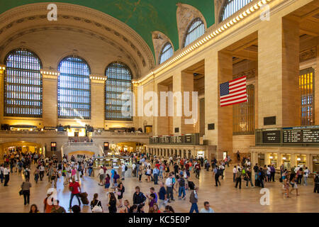 Los viajeros que fluye a través de la Terminal Central, la ciudad de Nueva York, EE.UU. Foto de stock