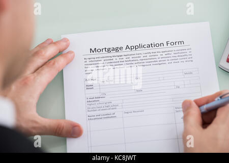 Cerca de la persona que entregue el formulario de solicitud de hipoteca