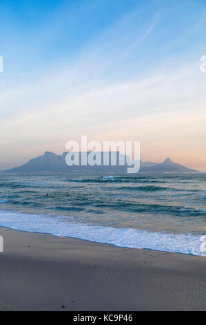 Vistas de Table Mountain desde bloubergstrand, Ciudad del Cabo, Western Cape, Sudáfrica Foto de stock