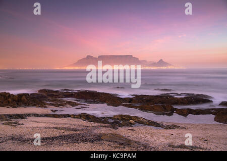 Vistas de Table Mountain desde bloubergstrand al atardecer, Ciudad del Cabo, Western Cape, Sudáfrica Foto de stock