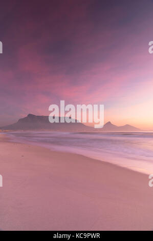 Vistas de Table Mountain desde milnerton playa al atardecer, Ciudad del Cabo, Western Cape, Sudáfrica Foto de stock