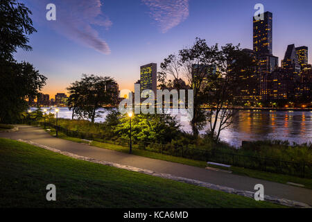 Vista de noche de verano en Manhattan Midtown East desde Roosevelt Island con el East River. La Ciudad de Nueva York