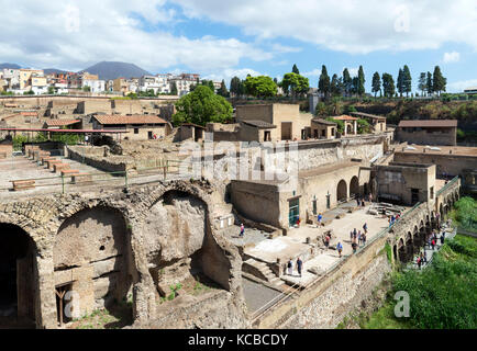 Las ruinas romanas de Herculano (Ercolano) con el Monte Vesubio en el fondo, Nápoles, Campania, Italia Foto de stock