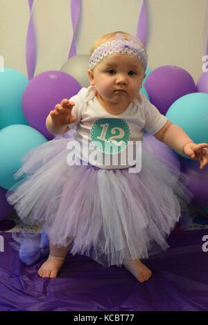 niña de 3 años de edad con sus globos al aire libre Fotografía de stock -  Alamy