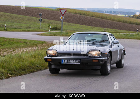 Augsburgo, Alemania - 1 de octubre de 2017: 1985 Jaguar XJS oldtimer coche en el fuggerstadt classic 2017 oldtimer rally el 1 de octubre de 2017 en Augsburgo, germen Foto de stock