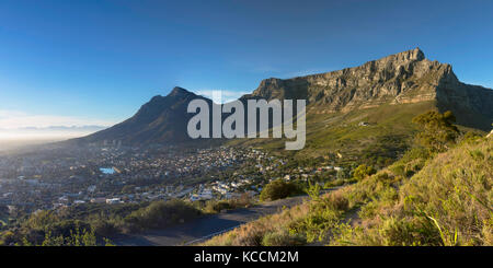 Las vistas de la ciudad el tazón y Table Mountain, Ciudad del Cabo, Western Cape, Sudáfrica Foto de stock