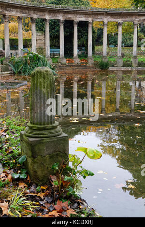 PARÍS, FRANCIA, 15 de noviembre de 2016 : La columnata clásica del Parque Monceau (1778). El parque es inusual en Francia debido a su estilo inglés, con informe Foto de stock