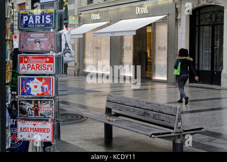 PARÍS, FRANCIA, 15 de noviembre de 2016 : Regalos en venta en la avenida de los Campos Elíseos. París es la quinta ciudad más cara del mundo para la vivienda de lujo Foto de stock