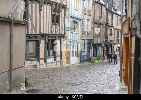 LE MANS, Francia, 28 de abril de 2017 : old street en el centro de la ciudad de Le Mans. Le Mans tiene un bien conservado casco antiguo medieval ('Cite Plantagenet', también de la calle Foto de stock