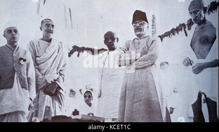 Mohandas Karamchand Gandhi con Jawaharlal Nehru, Khan Abdul Gaffar Khan, Sardar Patel y Maulana Abul Kalam Azad en la reunión A.I.C.C., Nueva Delhi, 1947. Gandhi (2 de octubre de 1869 - 30 de enero de 1948), fue un destacado líder del movimiento de independencia de la India, en British-gobernó la India. Sardar Vallabhbhai Patel (1875 - 1950) fue un estadista indio, líder del Congreso Nacional Indio y un padre fundador de la República de la India. Él era el primer ministro del Interior de la India Foto de stock