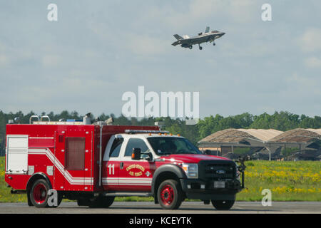 Un cuerpo de marines de EE.UU f-35b lightning ii asignados a vmfat-501 del Marine Corps air station beaufort llega por la Guardia Nacional de Carolina del Sur por tierra y aire en la expo mcentire joint base de la guardia nacional, Carolina del Sur, 5 de mayo de 2017. Esta expo es una demostración de armas combinadas para exhibir la capacidad de la Guardia Nacional de Carolina del sur de aviadores y soldados mientras diciendo gracias por el apoyo de los compañeros carolinians del sur y la comunidad circundante. La Guardia Nacional del Ejército de EE.UU. (Foto por el sargento brian calhoun)