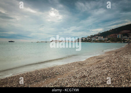 Día tempestuoso en la desierta playa de Budva, Montenegro. Foto de stock