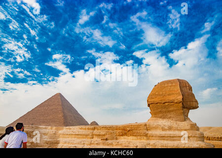 Admirando la Esfinge en El Cairo, Egipto