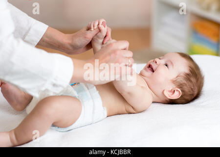 Una masajista profesional femenina con bebé feliz haciendo
