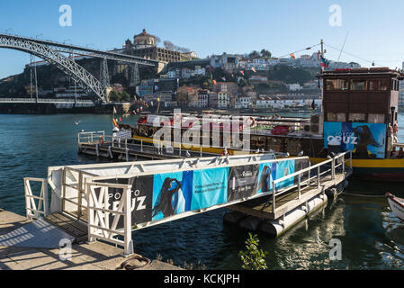 Crucero turístico en barco por el río Duero ciudad de Oporto en la Península Ibérica, segunda ciudad más grande de Portugal Foto de stock